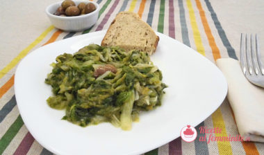 Scarola in padella con olive, capperi e alici