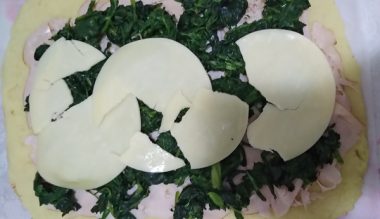 Rotolo di patate e spinaci con formaggio e prosciutto 4