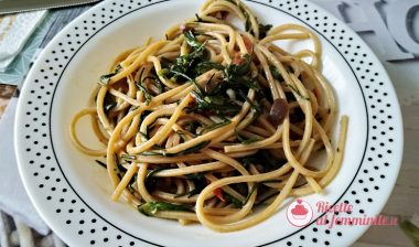Spaghetti con agretti, pomodori e olive